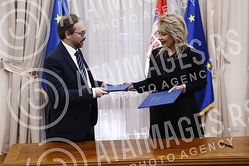 In the Serbian government, the Minister for European Integration, Jadranka Joksimovic, signed a Trust Agreement by which the EU grants Serbia almost 12 million euros to finance activities in the fight against the corona virus pandemic.U vladi Srbij