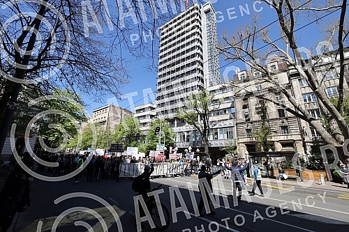 A gathering of market vendors protesting against e-fiscalization in Serbian markets marched in front of the Usca shopping mall, and then protesters marched towards Zeleni venac and Terazije tunnel, then to Makednoska Street and the RTS building, from