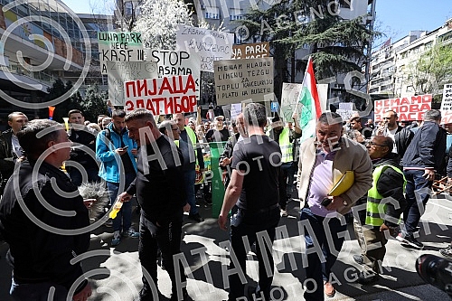 A gathering of market vendors protesting against e-fiscalization in Serbian markets marched in front of the Usca shopping mall, and then protesters marched towards Zeleni venac and Terazije tunnel, then to Makednoska Street and the RTS building, from