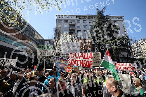 A gathering of market vendors protesting against e-fiscalization in Serbian markets marched in front of the Usca shopping mall, and then protesters marched towards Zeleni venac and Terazije tunnel, then to Makednoska Street and the RTS building, from