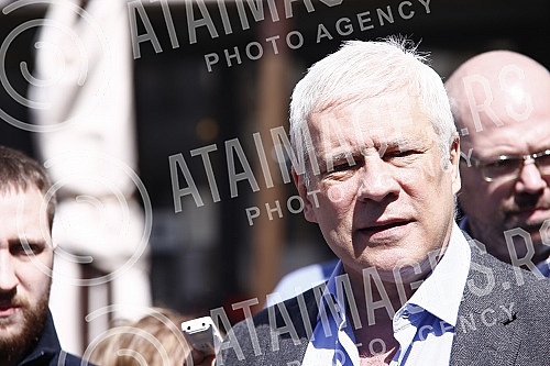 The press conference of the Let's Go People coalition on the occasion of the repeat elections for members of the Belgrade City Assembly at four polling stations was held in front of the Belgrade City Administration.Konferencija za medije koalicije 