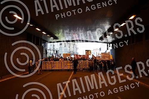 A gathering of market vendors protesting against e-fiscalization in Serbian markets marched in front of the Usca shopping mall, and then protesters marched towards Zeleni venac and Terazije tunnel, then to Makednoska Street and the RTS building, from