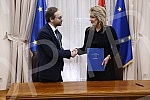 In the Serbian government, the Minister for European Integration, Jadranka Joksimovic, signed a Trust Agreement by which the EU grants Serbia almost 12 million euros to finance activities in the fight against the corona virus pandemic.U vladi Srbij