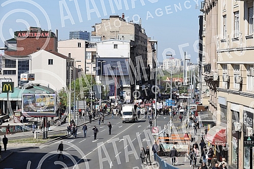 A gathering of market vendors protesting against e-fiscalization in Serbian markets marched in front of the Usca shopping mall, and then protesters marched towards Zeleni venac and Terazije tunnel, then to Makednoska Street and the RTS building, from