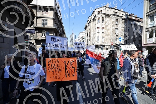 A gathering of market vendors protesting against e-fiscalization in Serbian markets marched in front of the Usca shopping mall, and then protesters marched towards Zeleni venac and Terazije tunnel, then to Makednoska Street and the RTS building, from