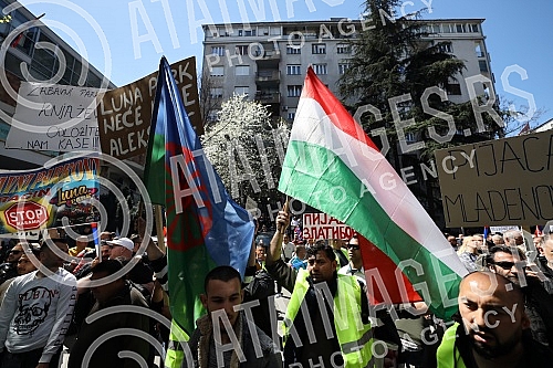A gathering of market vendors protesting against e-fiscalization in Serbian markets marched in front of the Usca shopping mall, and then protesters marched towards Zeleni venac and Terazije tunnel, then to Makednoska Street and the RTS building, from