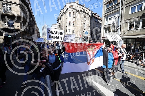 A gathering of market vendors protesting against e-fiscalization in Serbian markets marched in front of the Usca shopping mall, and then protesters marched towards Zeleni venac and Terazije tunnel, then to Makednoska Street and the RTS building, from