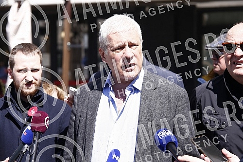 The press conference of the Let's Go People coalition on the occasion of the repeat elections for members of the Belgrade City Assembly at four polling stations was held in front of the Belgrade City Administration.Konferencija za medije koalicije 