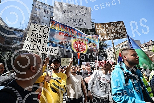 A gathering of market vendors protesting against e-fiscalization in Serbian markets marched in front of the Usca shopping mall, and then protesters marched towards Zeleni venac and Terazije tunnel, then to Makednoska Street and the RTS building, from