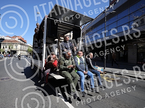 A gathering of market vendors protesting against e-fiscalization in Serbian markets marched in front of the Usca shopping mall, and then protesters marched towards Zeleni venac and Terazije tunnel, then to Makednoska Street and the RTS building, from