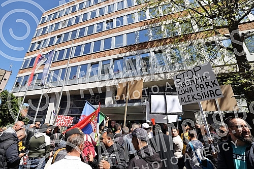 A gathering of market vendors protesting against e-fiscalization in Serbian markets marched in front of the Usca shopping mall, and then protesters marched towards Zeleni venac and Terazije tunnel, then to Makednoska Street and the RTS building, from