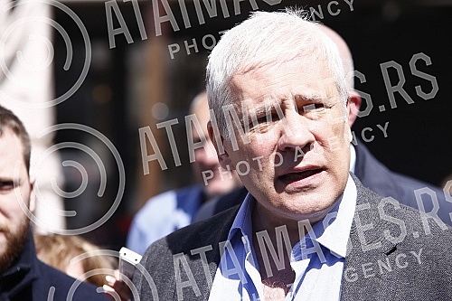 The press conference of the Let's Go People coalition on the occasion of the repeat elections for members of the Belgrade City Assembly at four polling stations was held in front of the Belgrade City Administration.Konferencija za medije koalicije 