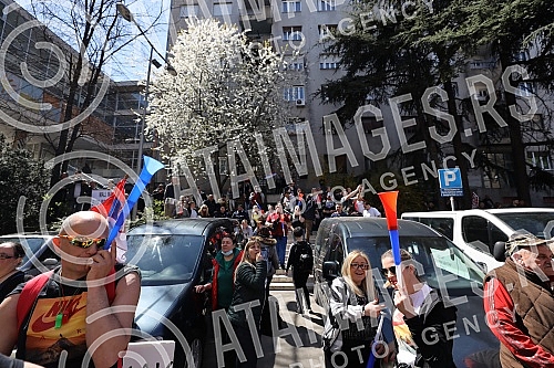 A gathering of market vendors protesting against e-fiscalization in Serbian markets marched in front of the Usca shopping mall, and then protesters marched towards Zeleni venac and Terazije tunnel, then to Makednoska Street and the RTS building, from