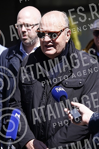 The press conference of the Let's Go People coalition on the occasion of the repeat elections for members of the Belgrade City Assembly at four polling stations was held in front of the Belgrade City Administration.Konferencija za medije koalicije 