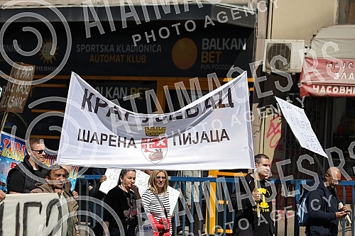 A gathering of market vendors protesting against e-fiscalization in Serbian markets marched in front of the Usca shopping mall, and then protesters marched towards Zeleni venac and Terazije tunnel, then to Makednoska Street and the RTS building, from