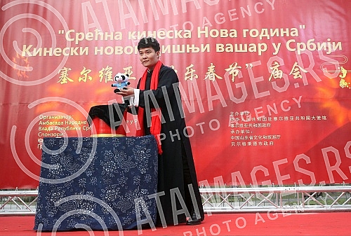 The performance of a Chinese art troupe in Kalemegdan as part of the Chinese New Year Fair.Nastup kineske umetnicke trupe na Kalemegdanu u sklopu kineskog novogodisnjeg vasara .