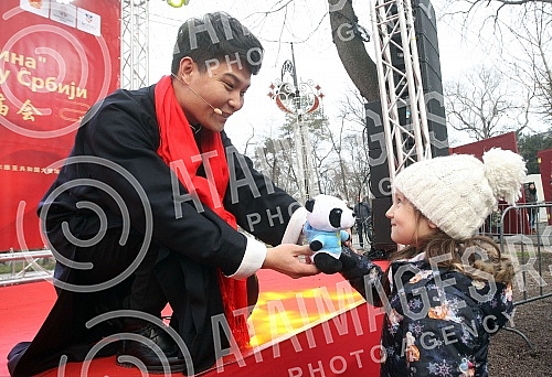 The performance of a Chinese art troupe in Kalemegdan as part of the Chinese New Year Fair.Nastup kineske umetnicke trupe na Kalemegdanu u sklopu kineskog novogodisnjeg vasara .