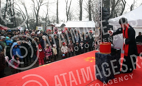 The performance of a Chinese art troupe in Kalemegdan as part of the Chinese New Year Fair.Nastup kineske umetnicke trupe na Kalemegdanu u sklopu kineskog novogodisnjeg vasara .