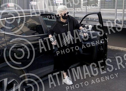 Television presenter Dusica Jakovljevic before entering the clinic where she underwent surgery - breast augmentation.Televizijska voditeljka Dusica Jakovljevic pred ulazak u kliniku gde se podvrgla operaciji - povecanje grudi.