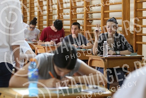 Passing the final exam in mathematics - a small graduation in elementary school Sveti Sava.Polaganje zavrsnog ispita iz matematike - mala matura u Osnovnoj skoli Sveti Sava.