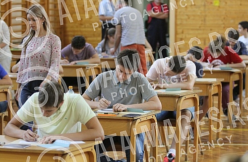 Passing the final exam in mathematics - a small graduation in elementary school Sveti Sava.Polaganje zavrsnog ispita iz matematike - mala matura u Osnovnoj skoli Sveti Sava.