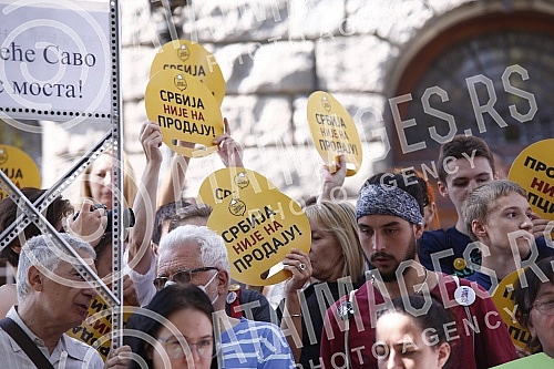 Behind the House of the National Assembly, a press conference was held for the Initiative for Change and the Alliance of Environmental Organizations of Serbia (SEOS) due to the violation of the Law on People's Initiative.Iza Doma Narodne skupstine