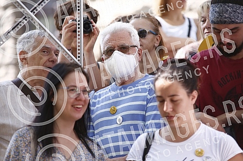 Behind the House of the National Assembly, a press conference was held for the Initiative for Change and the Alliance of Environmental Organizations of Serbia (SEOS) due to the violation of the Law on People's Initiative.Iza Doma Narodne skupstine