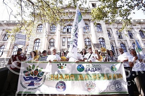 Behind the House of the National Assembly, a press conference was held for the Initiative for Change and the Alliance of Environmental Organizations of Serbia (SEOS) due to the violation of the Law on People's Initiative.Iza Doma Narodne skupstine