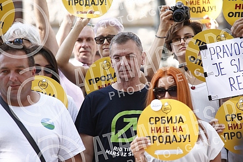 Behind the House of the National Assembly, a press conference was held for the Initiative for Change and the Alliance of Environmental Organizations of Serbia (SEOS) due to the violation of the Law on People's Initiative.Iza Doma Narodne skupstine