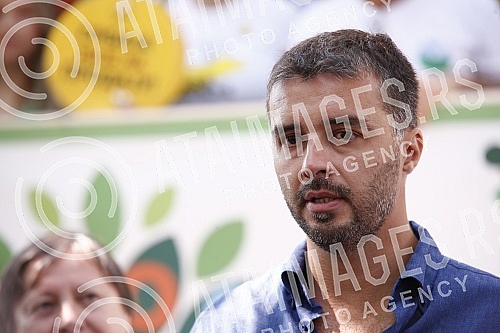 Behind the House of the National Assembly, a press conference was held for the Initiative for Change and the Alliance of Environmental Organizations of Serbia (SEOS) due to the violation of the Law on People's Initiative.Iza Doma Narodne skupstine