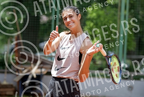 Serbian tennis player Olga Danilovic started training at Kosutnjak to continue the season.Srpska teniserka Olga Danilovic na Kosutnjaku pocela da trenira za nastavak sezone.