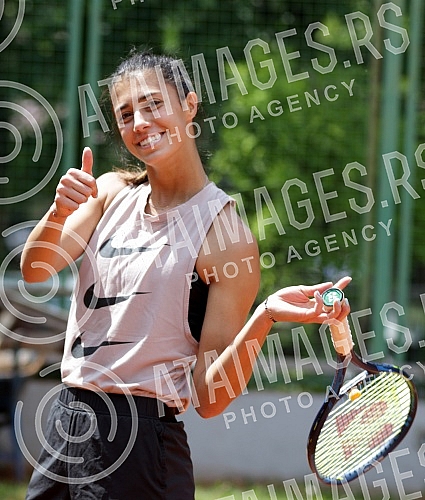 Serbian tennis player Olga Danilovic started training at Kosutnjak to continue the season.Srpska teniserka Olga Danilovic na Kosutnjaku pocela da trenira za nastavak sezone.