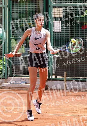 Serbian tennis player Olga Danilovic started training at Kosutnjak to continue the season.Srpska teniserka Olga Danilovic na Kosutnjaku pocela da trenira za nastavak sezone.