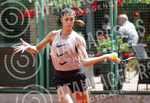 Serbian tennis player Olga Danilovic started training at Kosutnjak to continue the season.Srpska teniserka Olga Danilovic na Kosutnjaku pocela da trenira za nastavak sezone.