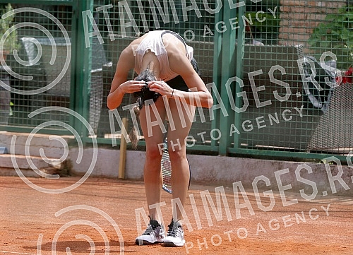 Serbian tennis player Olga Danilovic started training at Kosutnjak to continue the season.Srpska teniserka Olga Danilovic na Kosutnjaku pocela da trenira za nastavak sezone.