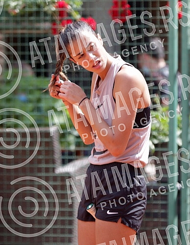 Serbian tennis player Olga Danilovic started training at Kosutnjak to continue the season.Srpska teniserka Olga Danilovic na Kosutnjaku pocela da trenira za nastavak sezone.