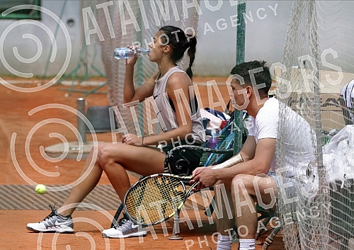 Serbian tennis player Olga Danilovic started training at Kosutnjak to continue the season.Srpska teniserka Olga Danilovic na Kosutnjaku pocela da trenira za nastavak sezone.