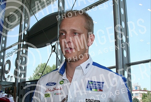 VozaÄi BP Ford Abu Dhabi World Rally tima, Mikko Hirvonen i Jarmo Lehtinen, uÄesnici su ovogodiÅ¡njeg, 43. Srbija relija, koji startuje 18. i zavrÅ¡ava se 20. juna u Beogradu. Povodom toga su organizovali konferenciju za medije u Fordovom salonu u