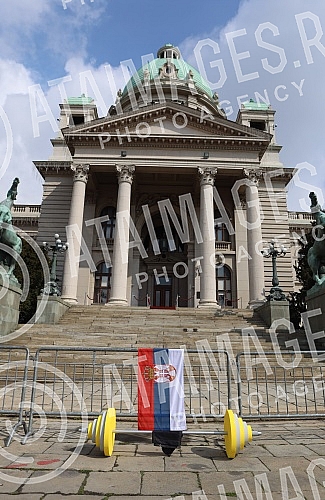 A gathering of members and sympathizers of bodybuilding and fitness was organized in front of the plateau of the National Assembly, at 11:55 am to support the initiative of the Fitness Community of Serbia - #RECIDAZDRAVLJU.Organizovan je skup clano