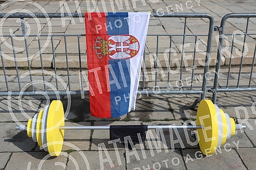 A gathering of members and sympathizers of bodybuilding and fitness was organized in front of the plateau of the National Assembly, at 11:55 am to support the initiative of the Fitness Community of Serbia - #RECIDAZDRAVLJU.Organizovan je skup clano