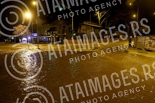 Plumbed water pipe in Pastroviceva street near the new shopping center Ada Moll.Pukla vodovodna cev u Pastrovicevoj ulici kod novog trznog centra Ada Moll.