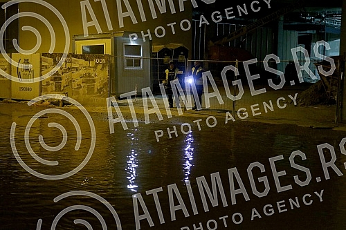 Plumbed water pipe in Pastroviceva street near the new shopping center Ada Moll.Pukla vodovodna cev u Pastrovicevoj ulici kod novog trznog centra Ada Moll.