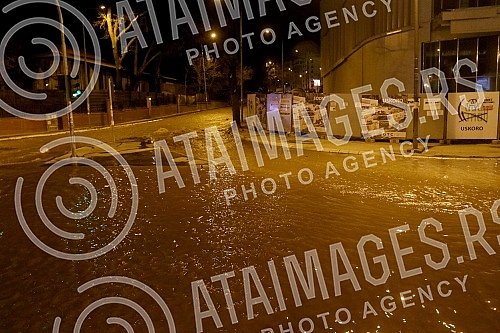 Plumbed water pipe in Pastroviceva street near the new shopping center Ada Moll.Pukla vodovodna cev u Pastrovicevoj ulici kod novog trznog centra Ada Moll.