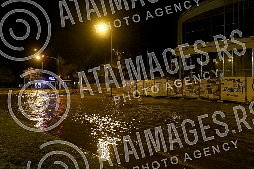 Plumbed water pipe in Pastroviceva street near the new shopping center Ada Moll.Pukla vodovodna cev u Pastrovicevoj ulici kod novog trznog centra Ada Moll.