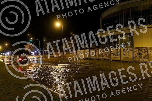 Plumbed water pipe in Pastroviceva street near the new shopping center Ada Moll.Pukla vodovodna cev u Pastrovicevoj ulici kod novog trznog centra Ada Moll.