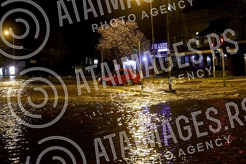 Plumbed water pipe in Pastroviceva street near the new shopping center Ada Moll.Pukla vodovodna cev u Pastrovicevoj ulici kod novog trznog centra Ada Moll.