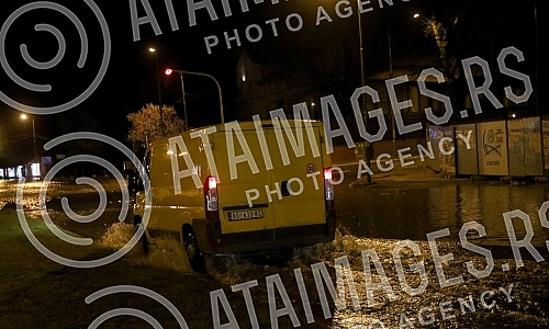 Plumbed water pipe in Pastroviceva street near the new shopping center Ada Moll.Pukla vodovodna cev u Pastrovicevoj ulici kod novog trznog centra Ada Moll.