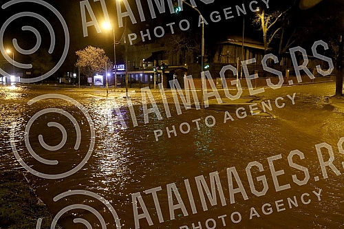 Plumbed water pipe in Pastroviceva street near the new shopping center Ada Moll.Pukla vodovodna cev u Pastrovicevoj ulici kod novog trznog centra Ada Moll.