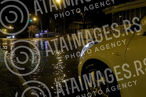 Plumbed water pipe in Pastroviceva street near the new shopping center Ada Moll.Pukla vodovodna cev u Pastrovicevoj ulici kod novog trznog centra Ada Moll.