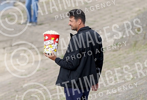 Former volleyball player Vanja Grbic and her family feed swans on the promenade on May 25 on the Danube.Bivsi odbojkas Vanja Grbic sa porodicom hrani labudove na setalistu 25 maj na Dunavu.
